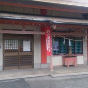 ちんちん電車の駅脇に建っています