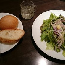 パン(黒糖バターとオリーブオイル添え)とサラダと食前酢