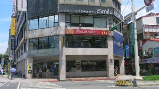 路地裏のネオン街