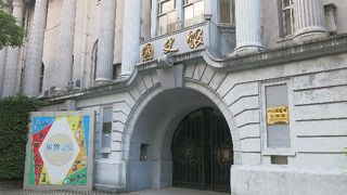 総統府の裏にある