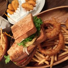 ターキーアボカドサンドウィッチ