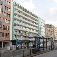 駅の出口からこのように見えます