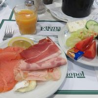 朝食はブッフェ式