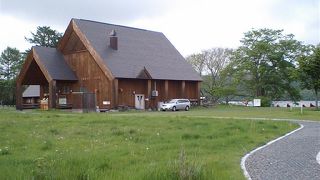 塘路湖畔に建つ