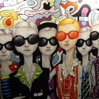 階段の壁に描かれた絵。エレベーターからも見えます。