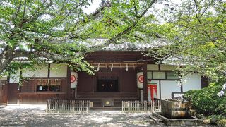 約半分登り詰めた大門の手前にあります