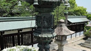 座ってゆっくり見たい豪華な燈籠