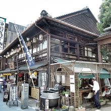 表参道沿いの うどん学校