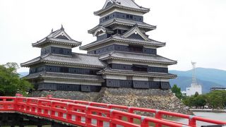 鮮やかな朱色の橋