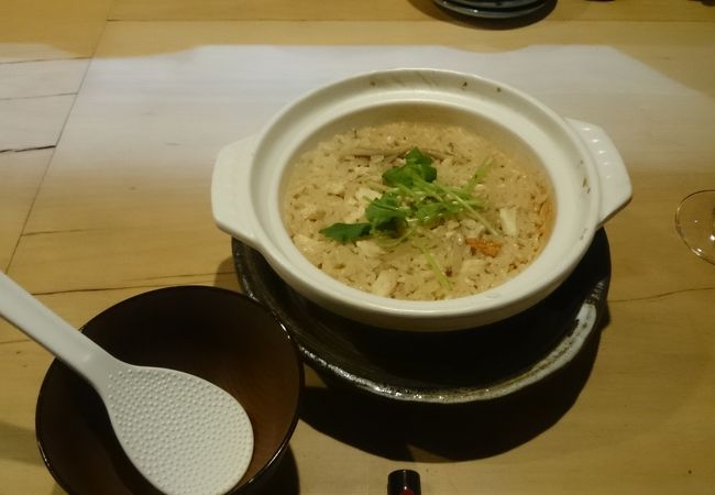 おひとり様でもカウンターがあるので全然問題なし。鯛めし美味しかった♪