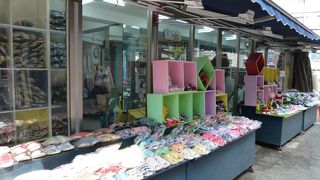 様々な靴屋さんが軒を連ねます