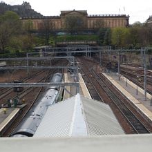 鉄道の上にウェーバリー橋が架かっています。