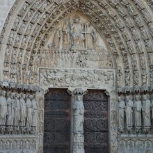 彫刻立像が見事です。