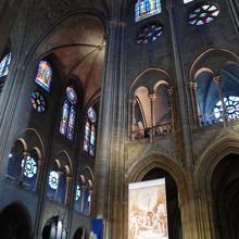 ステンドグラスが宝石のように輝く