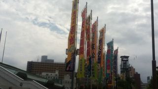 正面入り口横にある