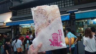 行列がすごい、江の島名物たこせんべい。