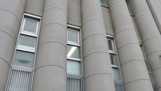 末広町の電車通りに建つ重厚な建物です