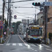 東京都西部を横断する都道です。