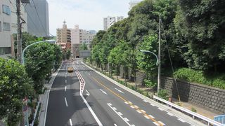 旧古河庭園前の坂道です