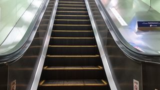 江の島のてっぺんまで行くのに便利なエスカレーター。