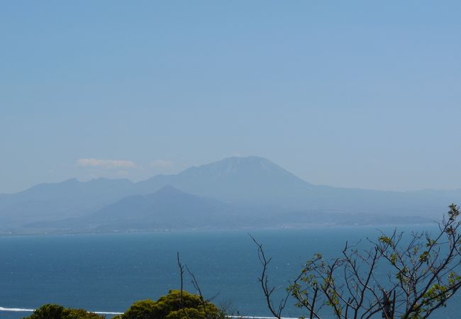 大山が海越しに見える