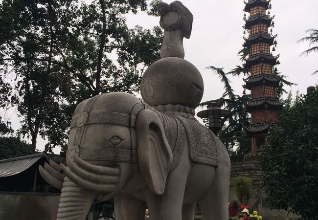 閑静な区域の寺院