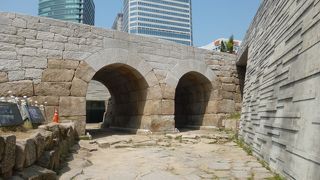 かつての城郭と水門を復元