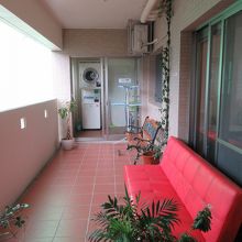 喫煙スペース　自動販売機あり