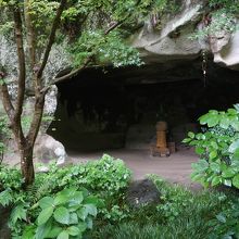 明月院やぐら （上杉憲方墓）