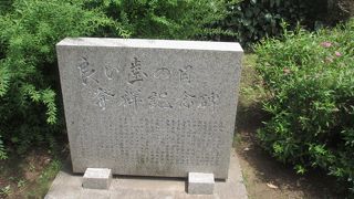 両国中学校の正門の横にこちらの碑はあります