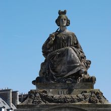 広場の東側にある女神？像