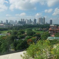 朝食レストランから。イントラムロス内のゴルフ場とマニラ湾