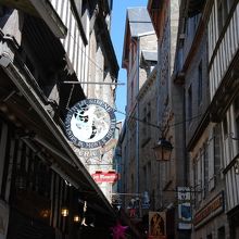 モンサンミッシェルへの坂道　両側に店が建ち並ぶ