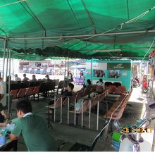 第１バスターミナル待合室（仮設）。奥に見えるのが切符売場。