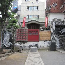 公園内の弁財天