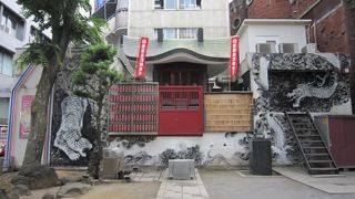 弁財天の像、横の壁に弁財天地龍虎の絵がありました