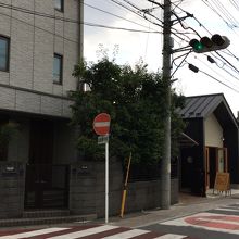 加茂宮駅前の住宅地にあるカフェです。
