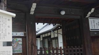 繁華街に佇むお寺