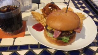 昔はアメリカンなお店でした。