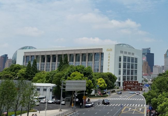 地球儀を半分に割って屋上に乗せたような独特の形状。東方明珠塔のそばにある会議場。