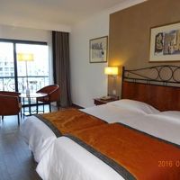 お部屋には　椅子とテーブル