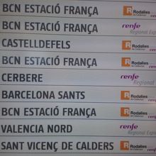 駅の発車時刻、行先、乗り場案内