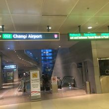 この表示の奥に地下鉄のホーム行きエレベーターがあります