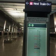 地下へ到着したらプリペイドカードか切符を購入してホームへ