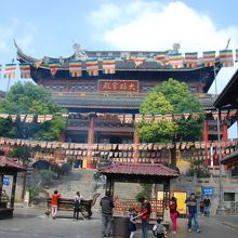 お寺の境内　カラフルな小旗が目立つ