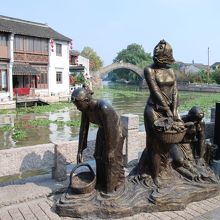 清名橋の近くにある３体のブロンズ像