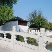 入り口から入って石橋の上から撮影