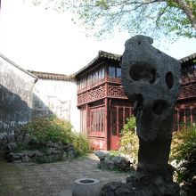 庭園の石が見事