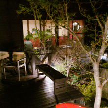 裸足のまま、中庭のテラスで夕涼み