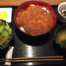 館内のレストランで、秩父名物わらじカツ丼
